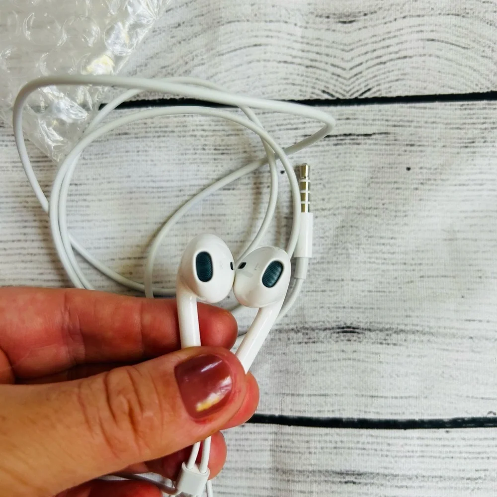 Apple iPhone White Wired Earphones NWOT